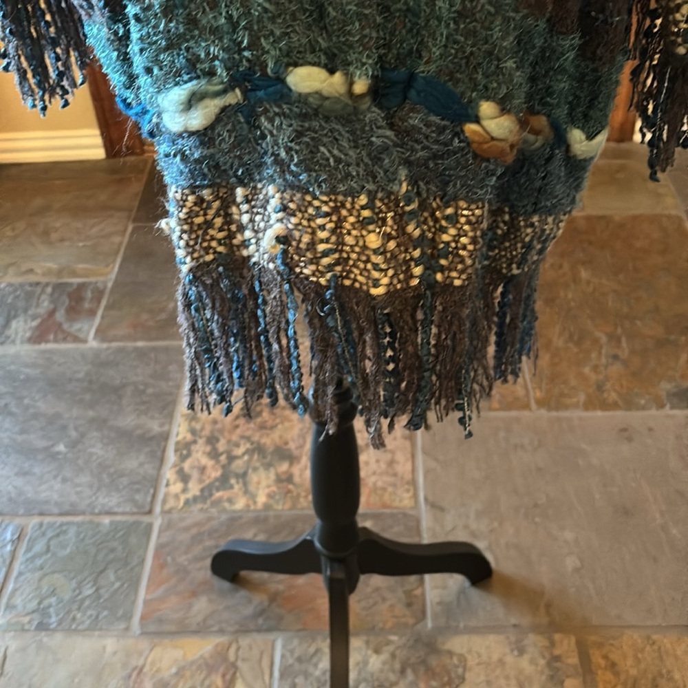 NWT Beautiful “World Market” long yarn & fringed sweater that is open. Fringed! - Picture 3 of 5
